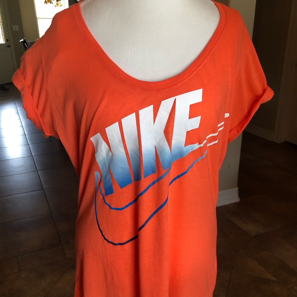 EUC Women’s Nike Shirt